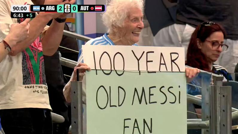 Idosa produtora de vídeos nas redes sociais chamou atenção nas arquibancadas ao final da partida entre Argentina e Áustria nesta quarta-feira (22) — Foto: Reprodução/FIFA/YouTube