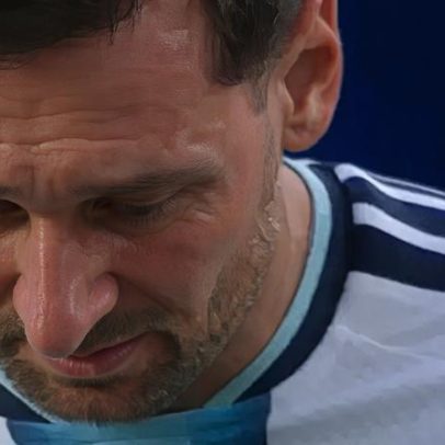 Messi chora ao marcar três gols na estreia da Argentina