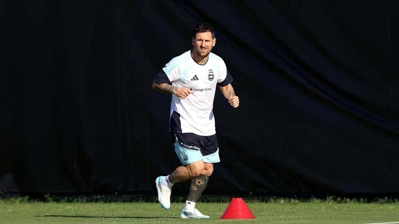 Messi faz atividade leve em treino da Argentina nos EUA