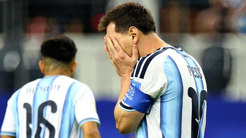 Messi lamenta pênalti perdido contra a Áustria — Foto: Reuters