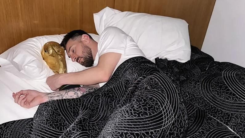 Messi posou dormindo ao lado da taça de campeão mundial