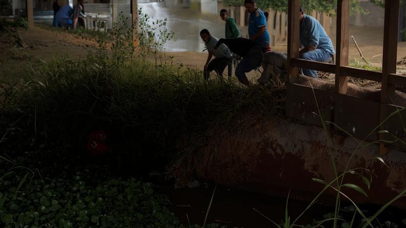 PM de folga arrisca a vida e salva casal de afogamento em Minas Gerais