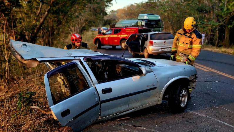 MG: colisão entre carros mata homem e deixa cinco feridos na MGC-135
