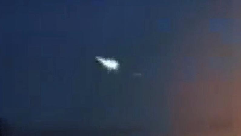 Meteoro é flagrado cruzando o céu de Maringá, cidade paranaense