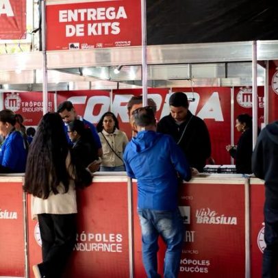 1º dia de entrega de kits do Metrópoles Endurance movimenta o Eixão Sul