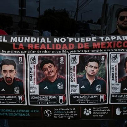 Família procura filho desaparecido durante a Copa no Estádio Azteca