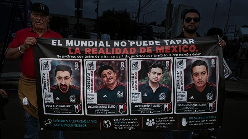 Familiares de desaparecidos mexicanos na porta do Estádio Azteca no dia da abertura da Copa do Mundo