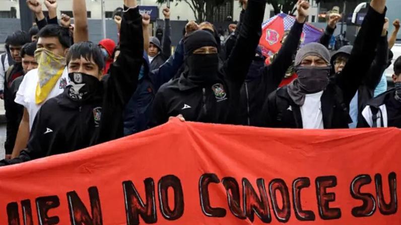 Os professores montaram um acampamento de protesto para exigir a revogação da Lei ISSSTE de 2007, que, segundo eles, afeta suas aposentadorias e benefícios. Eles também reivindicam aumentos salariais, a reintegração de professores demitidos e o início de um diálogo direto com a presidente mexicana Claudia Sheinbaum, entre outras demandas.