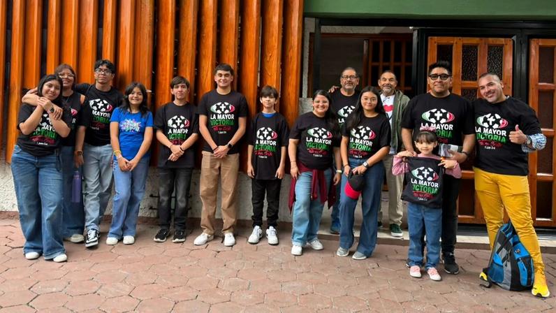 Church members from Iglesia Bautista Estrella de Belén doing outreach at Parque de los Venados in Mexico City.