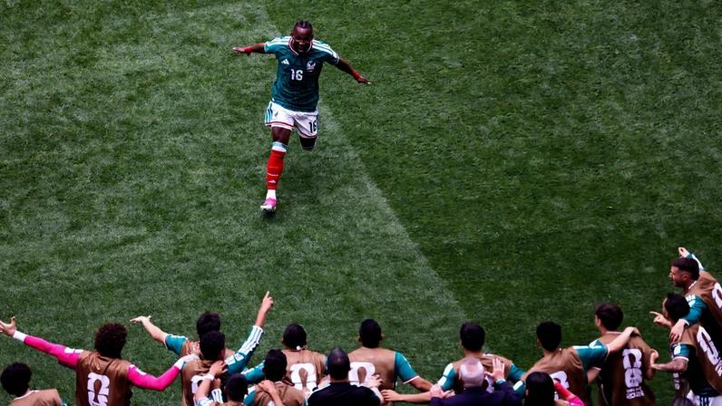Julian Quiñones comemora o primeiro gol do México na abertura da Copa do Mundo de 2026 entre México e África do Sul, no Estádio da Cidade do México, na Cidade do México (Foto: Rodrigo Oropeza / AFP)