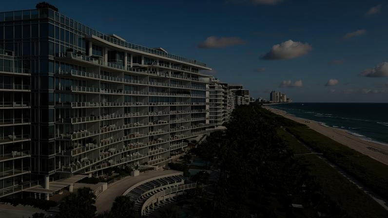O hotel Four Seasons at the Surf Club é um conjunto com três edifícios localizados na praia tranquila de Surfside, em Miami