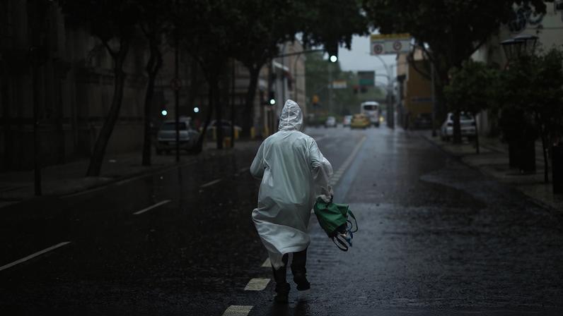 Temporal atinge o Rio de Janeiro e trabalhadores deixam a região central da cidade, que tem ponto facultativo decretado com previsão de chuvas extremas.