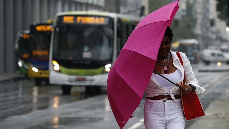 Temporal atinge o Rio de Janeiro e trabalhadores deixam a região central da cidade, que tem ponto facultativo decretado com previsão de chuvas extremas.