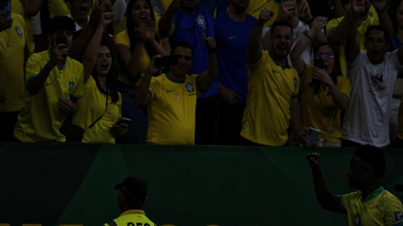 Jogador Vini Jr durante lance de jogo de futebol entre Brasil e Colômbia válido pelas Eliminatórias da Copa do Mundo.