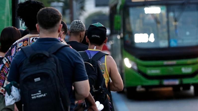 Rio de Janeiro (RJ) 30/04/2024 – Trabalhadores usam ônibus em deslocamento na volta para casa, na região da Central do Brasil. Foto: Fernando Frazão/Agência Brasil