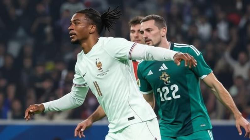 Michael Olise celebra gol no amistoso entre França e Irlanda do Norte