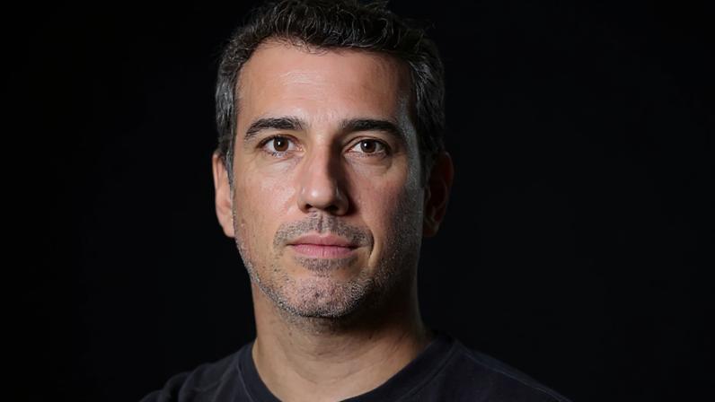 O diretor Michel Tikhomiroff e a estatueta do Emmy Internacional: prêmio cobiçado por artistas brasileiros