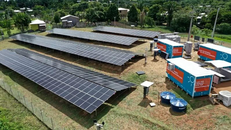 Painéis solares e baterias — Foto: Divulgação