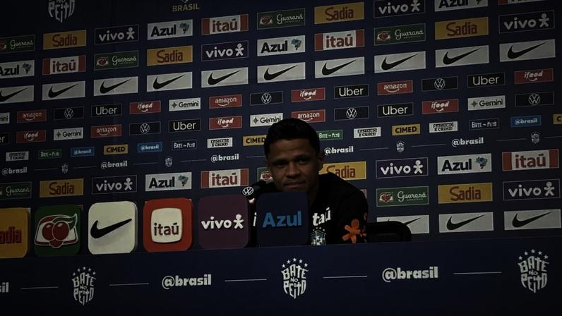 Douglas Santos concede entrevista coletiva no hotel da Seleção Brasileira