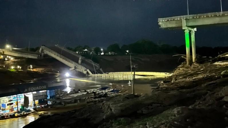 Trecho da ponte desabou no começo da noite desta sexta-feira (5) — Foto: Arquivo/ Corpo de Bombeiros de Sena Madureira