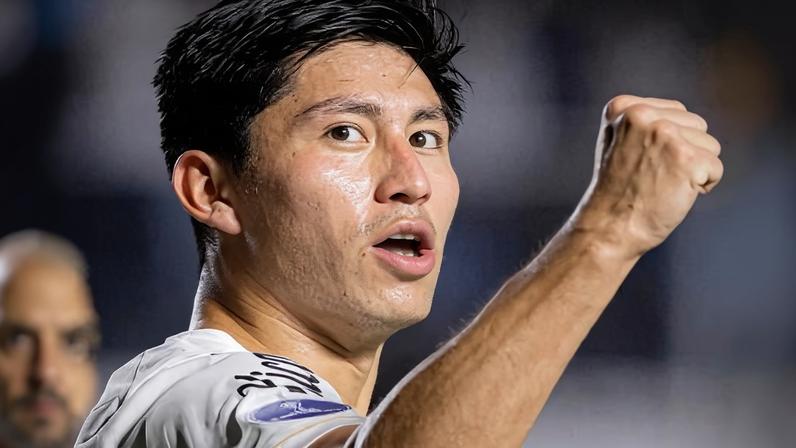 Miguelito comemora um dos gols do Santos diante do Vitória