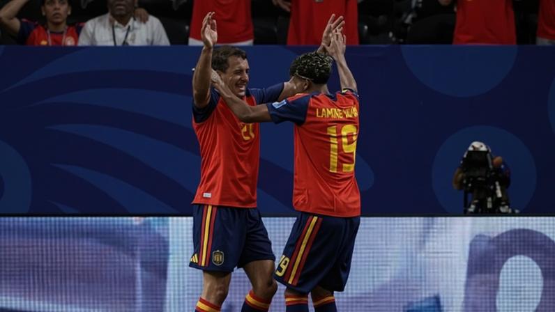 Mikel Oyarzabal e Lamine Yamal, da Espanha, comemoram em jogo contra a Arábia Saudita