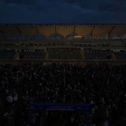 Troca de figurinhas da Copa atrai mais de 8 mil pessoas em estádio chileno