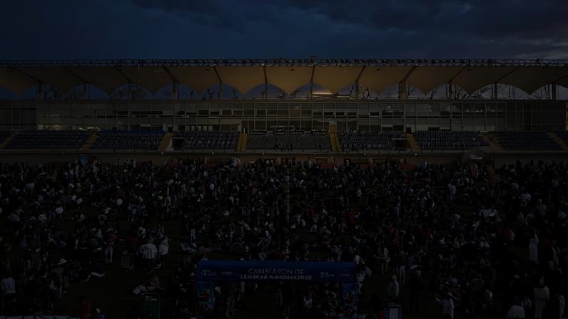 Milhares se reúnem em estádio no Chile para trocar figurinhas da Copa do Mundo de 2026