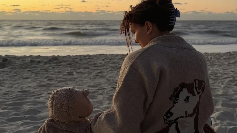 Millie Bobby Brown com a filha — Foto: Reprodução/Instagram