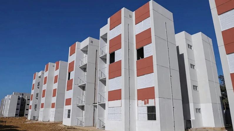 Antes, o financiamento com garantia do fundo era destinado a famílias com renda mensal de até R$ 5.000. Agora, passa a incluir famílias com renda de até R$ 13.000