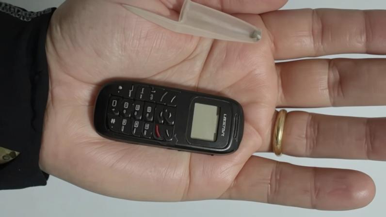 Anatel e lojas digitais proíbem venda de 'minicelulares' no Brasil