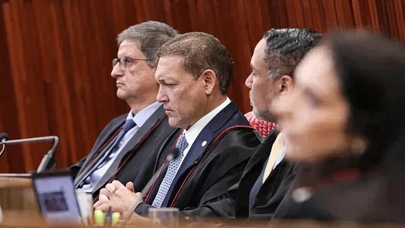 O ministro Nunes Marques em sessão plenária do TSE