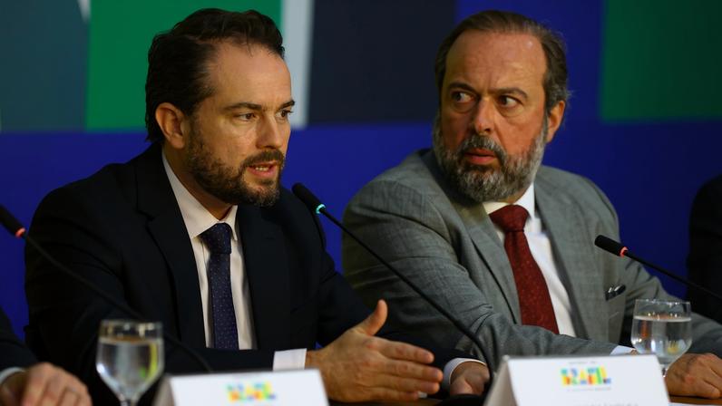 1 de 1 ministros-dario-durigan-bruno-moretti-alexandre-silveira-e-tome-franca-coletiva-medidas-para-mitigar-os-efeitos-da-guerra-sobre-o-setor-de-combustiveis-no-brasil-7 - Foto: VINÍCIUS SCHMIDT/METRÓPOLES @vinicius.foto