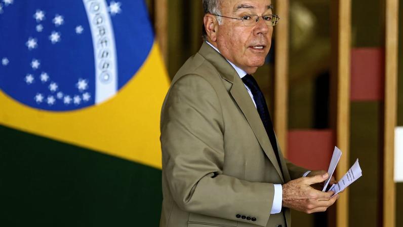 Brasília (DF), 07/03/2023 - O Ministro das Relações Exteriores do Brasil, Mauro Vieira, durante declaração à imprensa após reunião com o Ministro das Relações Exteriores do Uruguai, Francisco Bustillo, no Palácio do Itamaraty.