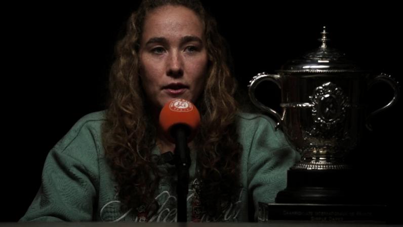 Mirra Andreeva com o troféu de Roland Garros em 2026