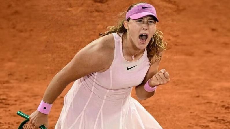 Mirra Andreeva comemora vitória contra Marta Kostyuk nas semis de Roland Garros