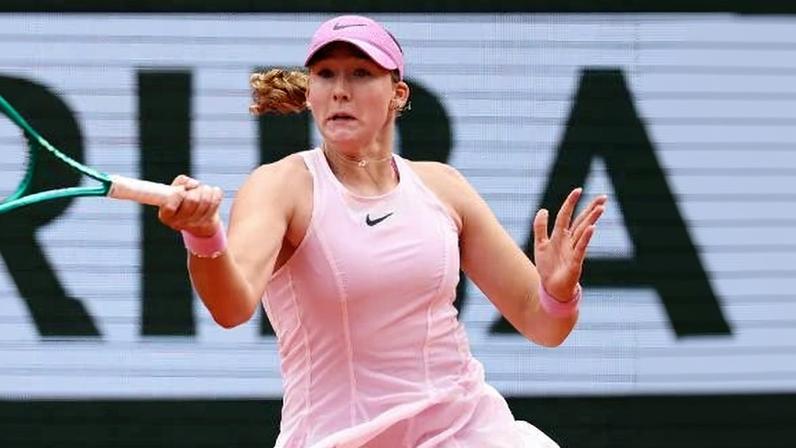 Mirra Andreeva em ação contra a polonesa Maja Chwalinska na final de Roland Garros