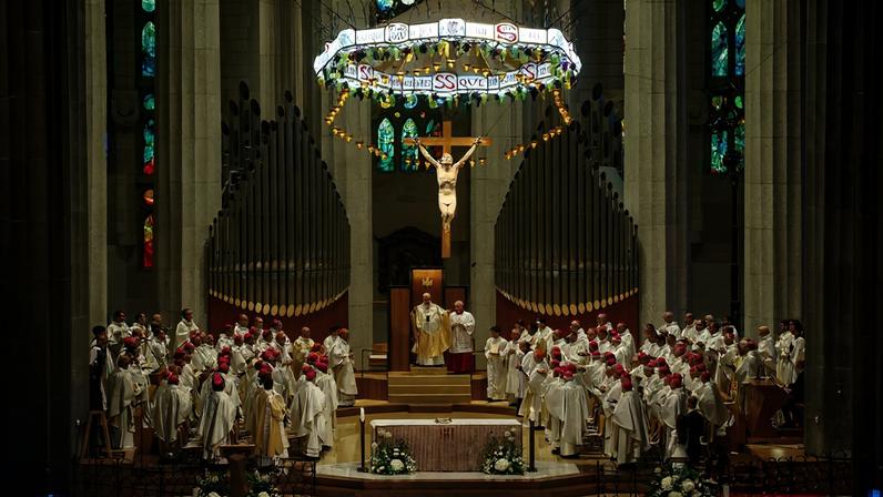 Foto colorida de papa celebrando missa na Basílica da Sagrada Família - Metrópoles