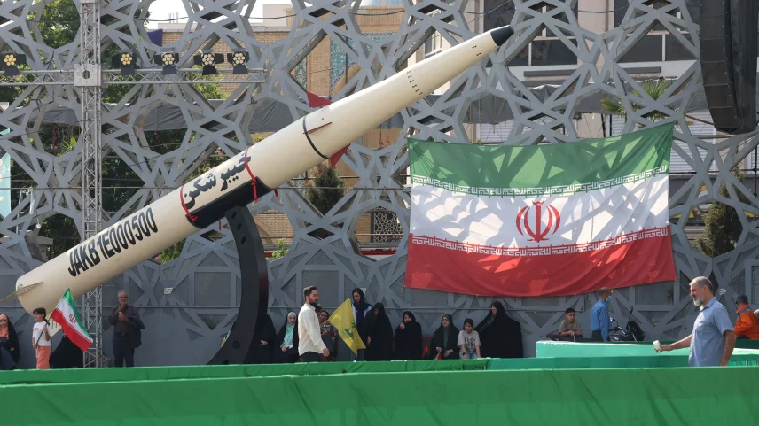 Réplica de míssil iraniano exibida em manifestação de apoio ao governo, em Teerã. (Foto: Abedin Taherkenareh/EFE/EPA)