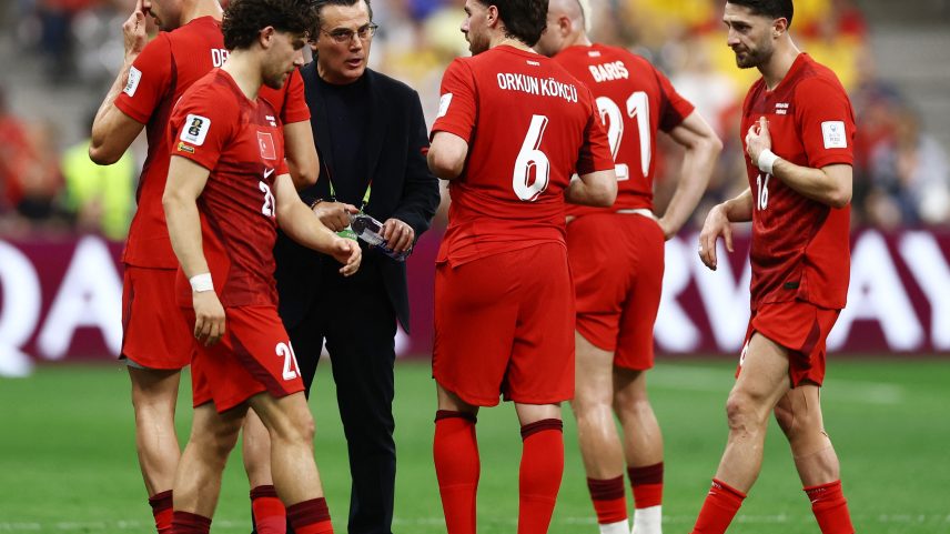 Vincenzo Montella, com os jogadores da seleção da Turquia, em derrota na estreia da Copa — Foto: REUTERS/Lee Smith