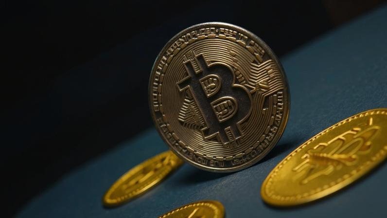 moeda de bitcoin e máquina de mineração