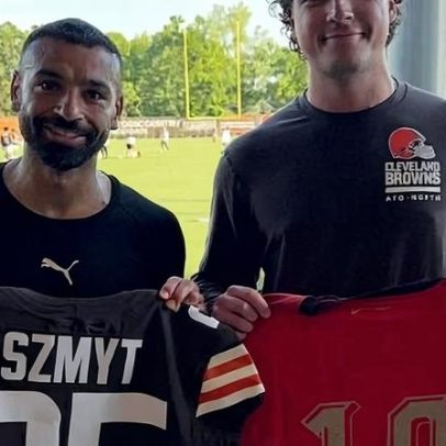 Varejão é tietado por Salah em Cleveland