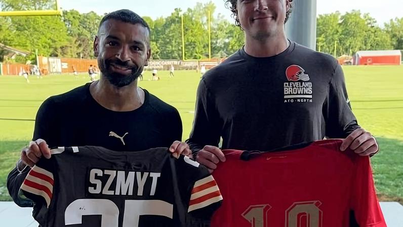 Mohamed Salah, do Egito, e Andre Szmyt, do Cleveland Browns, trocam camisas
