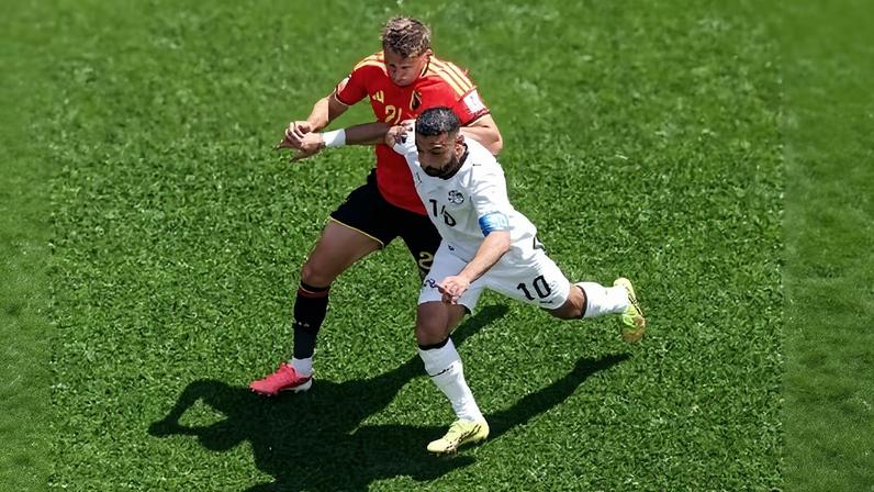 Mohamed Salah e Timothy Castagne disputam a bola em Bélgica x Egito, na Copa do Mundo