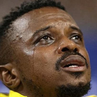 Meia que garantiu empate da África do Sul chora no hino e é suspensa