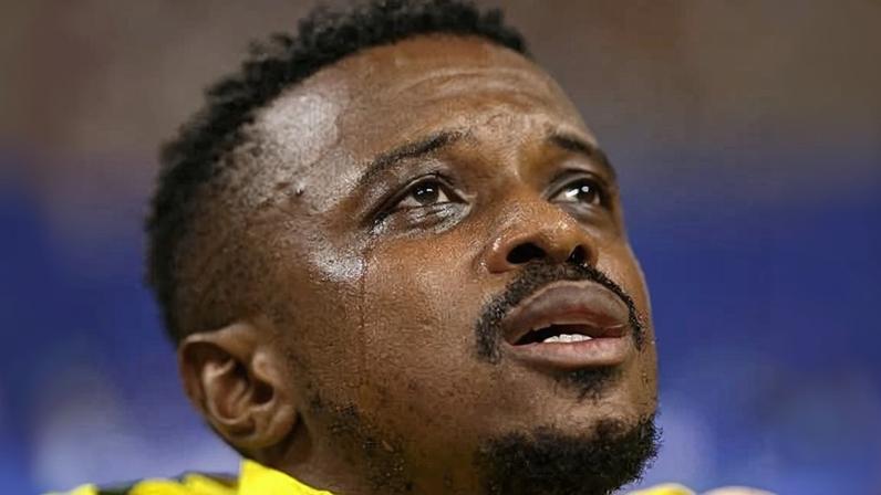 Mokoena, da África do Sul, chora durante execução do hino nacional em jogo contra a Tchéquia pela Copa do Mundo