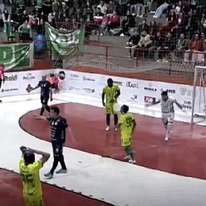 Lâmpada cai na cabeça de jogador durante partida do Catarinense de Futsal