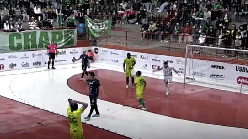 Momento em que a lâmpada atinge a cabeça de Douglinhas, da Chape Futsal — Foto: FCFS TV/Reprodução