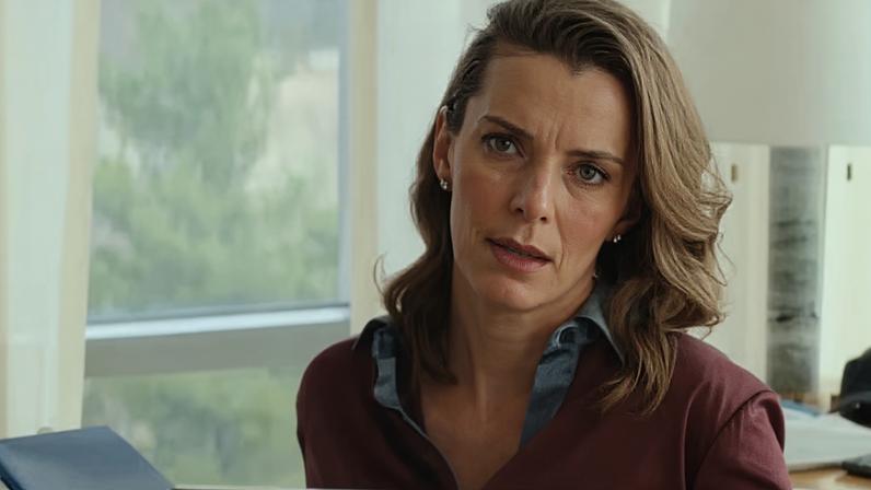 Betty Gilpin em cena de Paixão de Escritório (2026)