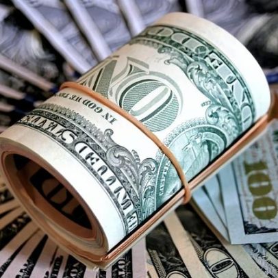 Dólar fica acima de R$ 5,20 em meio a busca por segurança